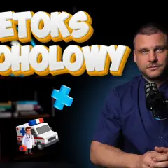 Mężczyzna w kitlu przed mikrofonem, obok grafiki kroplówki, karetki i krzyża. Temat: detoksykacja alkoholowa.