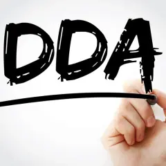 Ręka pisze markerem czarne litery DDA pod linią.