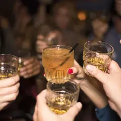 Grupa ludzi wznosi toasty. Trudno ocenić ile alkoholu we krwi, ale zabawa trwa.