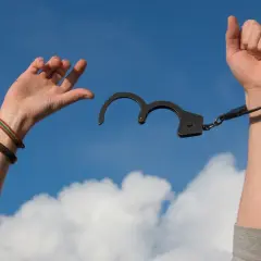Ręce uwolnione z kajdanek symbolizują wolność i nadzieję na to, jak przestać pić.