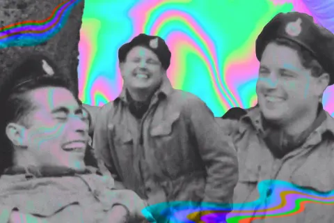 Trzech uśmiechniętych mężczyzn w wojskowych beretach, tło przypomina psychodeliczny wzór, jakby po zażyciu kwasu lizergowego.