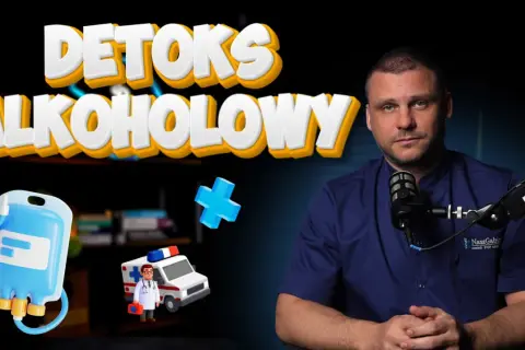 Mężczyzna w kitlu przed mikrofonem, obok grafiki kroplówki, karetki i krzyża. Temat: detoksykacja alkoholowa.