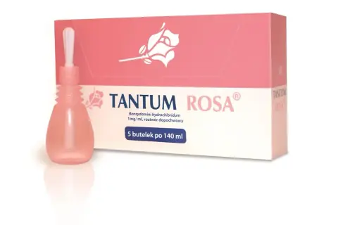 Tantum Rosa, lek dopochwowy w płynie, w różowej buteleczce z aplikatorem, obok pudełka z różą.