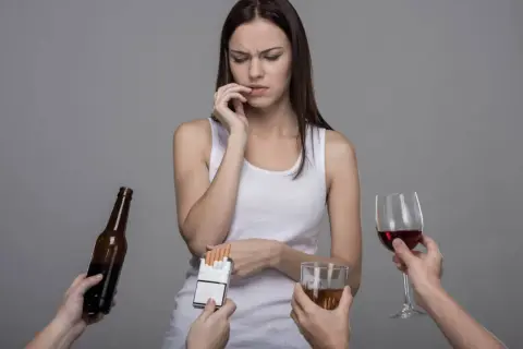 Kobieta w białej koszulce zastanawia się, jak przestać pić alkohol wieczorami, gdy wokół niej pojawiają się różne używki.