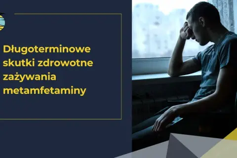 Młody mężczyzna siedzi przy oknie, pogrążony w myślach. Tekst informuje o długoterminowych skutkach zdrowotnych zażywania metamfetaminy.