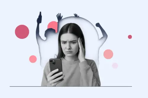 Zmartwiona kobieta trzyma telefon, a za nią sylwetki ludzi z podniesionymi rękami.