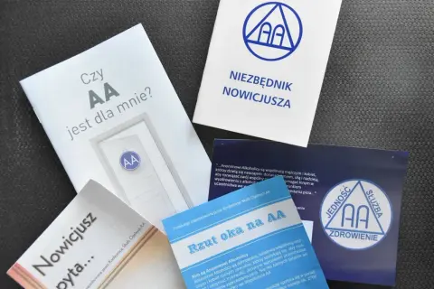 Materiały AA: "Czy AA jest dla mnie?", "Niezbędnik Nowicjusza", "Nowicjusz pyta...", "Rzut oka na AA", "Jedność, Służba, Zdrowie".