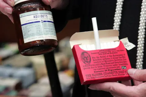 Słoik z "Adjudets" (d-amfetamina) i paczka papierosów "Blosser Cigarette Company" - dawne leki na astmę i przeziębienie.