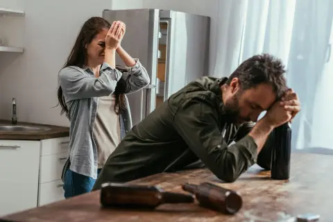 Kobieta płacze, nie mogąc już znieść widoku męża, który postanowił zostawić alkoholika samemu sobie.