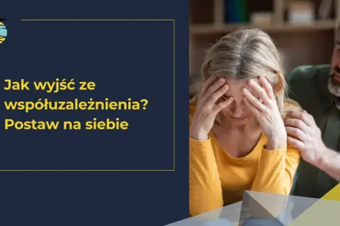 Mężczyzna pociesza kobietę, która trzyma się za głowę.