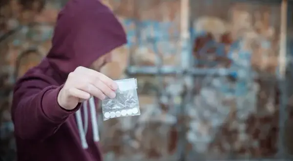 Czy bliska osoba bierze dopalacze? Rozpoznaj objawy i znajdź pomoc.