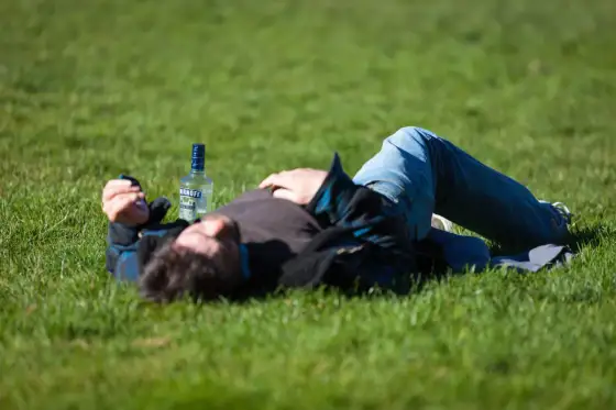 Drgawki po alkoholu - Czy to padaczka? Sprawdź, co robić!