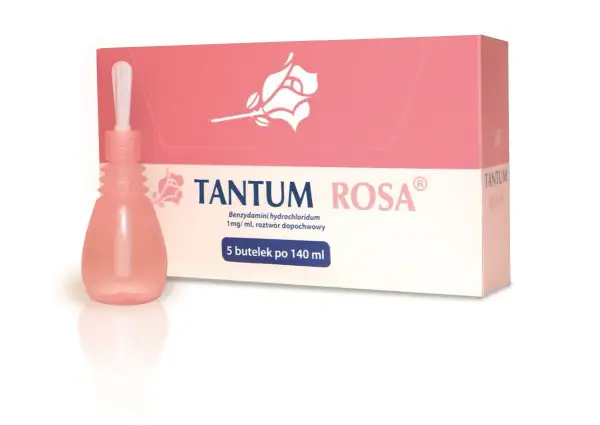 Tantum Rosa, lek dopochwowy w płynie, w różowej buteleczce z aplikatorem, obok pudełka z różą.