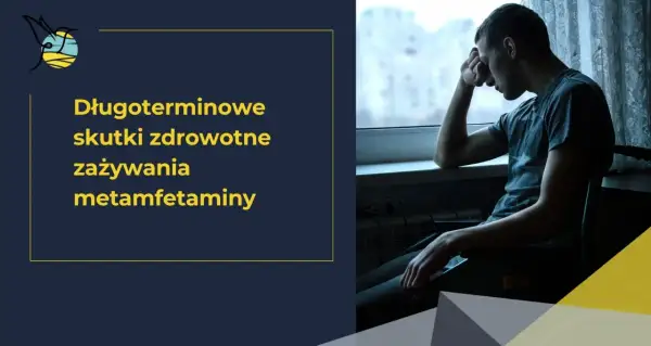 Młody mężczyzna siedzi przy oknie, pogrążony w myślach. Tekst informuje o długoterminowych skutkach zażywania narkotyków, ukazując ich niszczycielski wpływ.