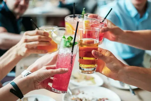 Radosne toasty kolorowymi drinkami i piwem. Czyżby to był początek nagłego spadku tolerancji na alkohol?